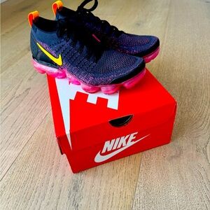 Nike VaporMax sneakers Size US8. In excellent condition!